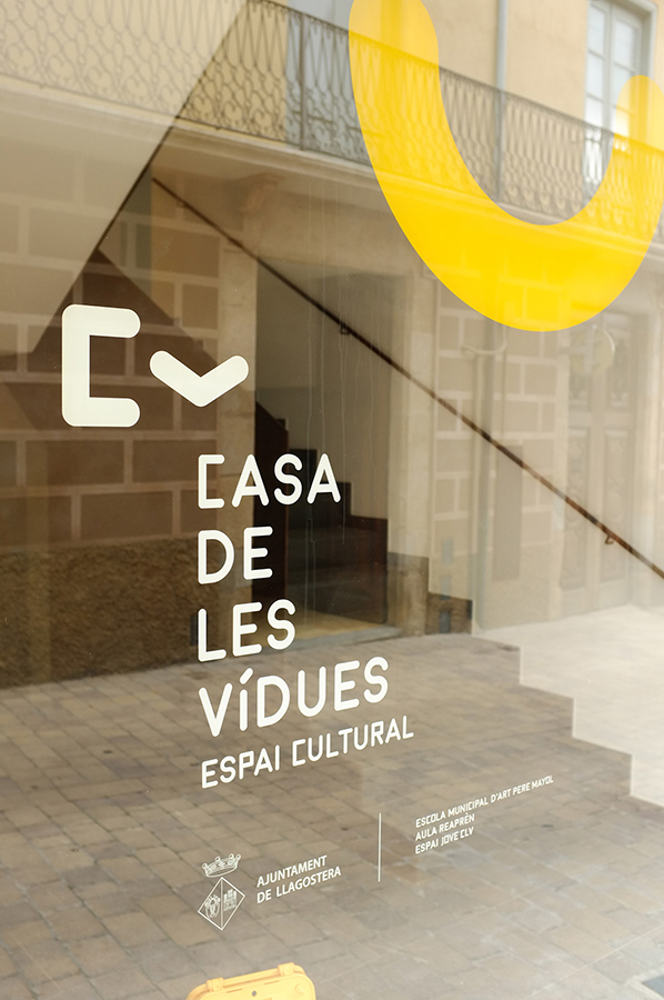 Diseño logo en vinilo para entrada a centro cultural